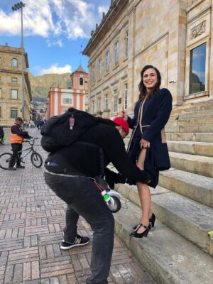 Paula Castaño Instagram - Muchas felicidades nos ha dado nuestra pelicula @estimados_senores: 

Contar la historia del sufragio femenino en Colombia y dar a conocer las mujeres que muy pocos conocían. Llevar la pelicula a varios municipios de Colombia y ver cómo una niña logró decirle al alcalde de su pueblo que necesitaban la cancha de voleyball después de ver la peli. Encontrar a mi hermana de la vida @julieticarestrep0. Ganarnos tantos reconocimientos. Tener 12 nominaciones a los premios Macondo @academiacolcine. Las charlas que vivimos con mis hermanas sufragistas y nuestros hermanos actores que están maravillosos en la película. Ser parte de la primera pelicula de @patricia_castanedag . El orgullo de contar la historia que queremos contar. Entre otras millones de cosas hacen parte de tantas emociones que hemos vivido con la peli.  Les comparto foticos inéditas. 💚💪🏻💜

1. La foto que Ju me tomó cuando yo  le tomaba una foto en la que estaba embarazada de su hija pelitos 🩷.
2. La foto que Ju me tomó con su cámara de 35 mm.
3. El día que supimos que estábamos nominadas a los Premios Macondo. 
4. Con nuestro amado productor @alvarogutierrez celebrando las 12 nominaciones.
5 y 6. Estrenando la peli en Bogotá con @julieticarestrep0 y nuestra directora @patricia_castanedag 
7 y 8. Fotogramas de la peli. 
9. Ganamos entre otros reconocimientos el premio a mejor pelicula en el New York Latino Film Festival. 
10 y 11. En varios lugares de Colombia mostrando la peli junto a un combo muy lindo de la @dacmi_mincultura 
12-20 Momentos de rodaje junto a mis hermanas sufragistas, mi personaje Josefina Valencia y la celebración junto a mi manager @monicaaforero y otras felicidades. 

Gracias por leer hasta aquí 😜