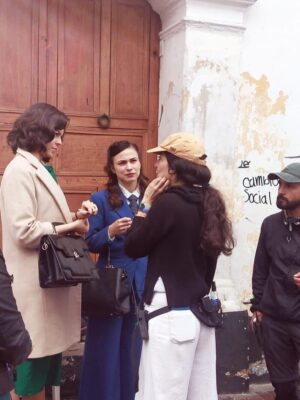 Paula Castaño Instagram - Muchas felicidades nos ha dado nuestra pelicula @estimados_senores: 

Contar la historia del sufragio femenino en Colombia y dar a conocer las mujeres que muy pocos conocían. Llevar la pelicula a varios municipios de Colombia y ver cómo una niña logró decirle al alcalde de su pueblo que necesitaban la cancha de voleyball después de ver la peli. Encontrar a mi hermana de la vida @julieticarestrep0. Ganarnos tantos reconocimientos. Tener 12 nominaciones a los premios Macondo @academiacolcine. Las charlas que vivimos con mis hermanas sufragistas y nuestros hermanos actores que están maravillosos en la película. Ser parte de la primera pelicula de @patricia_castanedag . El orgullo de contar la historia que queremos contar. Entre otras millones de cosas hacen parte de tantas emociones que hemos vivido con la peli.  Les comparto foticos inéditas. 💚💪🏻💜

1. La foto que Ju me tomó cuando yo  le tomaba una foto en la que estaba embarazada de su hija pelitos 🩷.
2. La foto que Ju me tomó con su cámara de 35 mm.
3. El día que supimos que estábamos nominadas a los Premios Macondo. 
4. Con nuestro amado productor @alvarogutierrez celebrando las 12 nominaciones.
5 y 6. Estrenando la peli en Bogotá con @julieticarestrep0 y nuestra directora @patricia_castanedag 
7 y 8. Fotogramas de la peli. 
9. Ganamos entre otros reconocimientos el premio a mejor pelicula en el New York Latino Film Festival. 
10 y 11. En varios lugares de Colombia mostrando la peli junto a un combo muy lindo de la @dacmi_mincultura 
12-20 Momentos de rodaje junto a mis hermanas sufragistas, mi personaje Josefina Valencia y la celebración junto a mi manager @monicaaforero y otras felicidades. 

Gracias por leer hasta aquí 😜