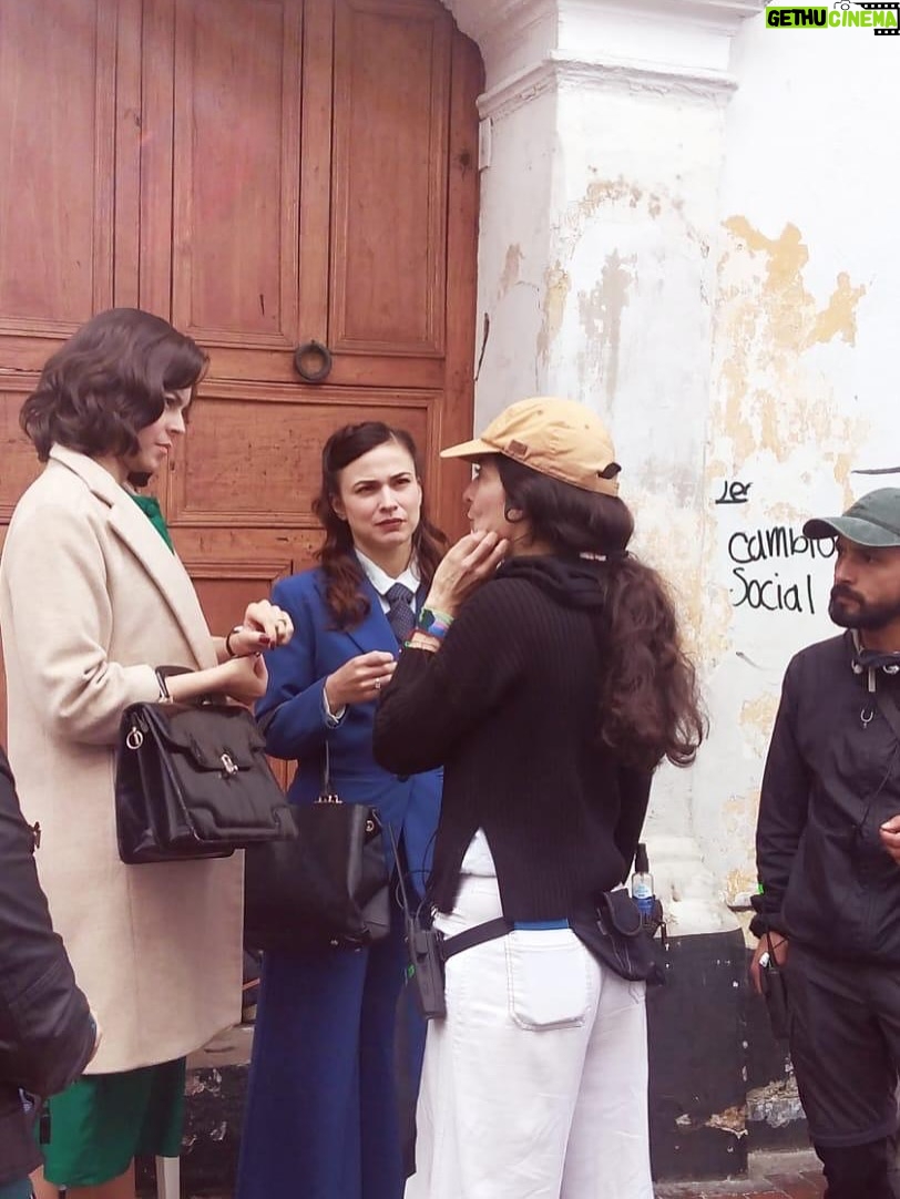 Paula Castaño - 869 Likes - Muchas felicidades nos ha dado nuestra pelicula @estimados_senores: 

Contar la historia del sufragio femenino en Colombia y dar a conocer las mujeres que muy pocos conocían. Llevar la pelicula a varios municipios de Colombia y ver cómo una niña logró decirle al alcalde de su pueblo que necesitaban la cancha de voleyball después de ver la peli. Encontrar a mi hermana de la vida @julieticarestrep0. Ganarnos tantos reconocimientos. Tener 12 nominaciones a los premios Macondo @academiacolcine. Las charlas que vivimos con mis hermanas sufragistas y nuestros hermanos actores que están maravillosos en la película. Ser parte de la primera pelicula de @patricia_castanedag . El orgullo de contar la historia que queremos contar. Entre otras millones de cosas hacen parte de tantas emociones que hemos vivido con la peli.  Les comparto foticos inéditas. 💚💪🏻💜

1. La foto que Ju me tomó cuando yo  le tomaba una foto en la que estaba embarazada de su hija pelitos 🩷.
2. La foto que Ju me tomó con su cámara de 35 mm.
3. El día que supimos que estábamos nominadas a los Premios Macondo. 
4. Con nuestro amado productor @alvarogutierrez celebrando las 12 nominaciones.
5 y 6. Estrenando la peli en Bogotá con @julieticarestrep0 y nuestra directora @patricia_castanedag 
7 y 8. Fotogramas de la peli. 
9. Ganamos entre otros reconocimientos el premio a mejor pelicula en el New York Latino Film Festival. 
10 y 11. En varios lugares de Colombia mostrando la peli junto a un combo muy lindo de la @dacmi_mincultura 
12-20 Momentos de rodaje junto a mis hermanas sufragistas, mi personaje Josefina Valencia y la celebración junto a mi manager @monicaaforero y otras felicidades. 

Gracias por leer hasta aquí 😜