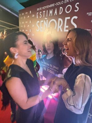 Paula Castaño Instagram - Muchas felicidades nos ha dado nuestra pelicula @estimados_senores: 

Contar la historia del sufragio femenino en Colombia y dar a conocer las mujeres que muy pocos conocían. Llevar la pelicula a varios municipios de Colombia y ver cómo una niña logró decirle al alcalde de su pueblo que necesitaban la cancha de voleyball después de ver la peli. Encontrar a mi hermana de la vida @julieticarestrep0. Ganarnos tantos reconocimientos. Tener 12 nominaciones a los premios Macondo @academiacolcine. Las charlas que vivimos con mis hermanas sufragistas y nuestros hermanos actores que están maravillosos en la película. Ser parte de la primera pelicula de @patricia_castanedag . El orgullo de contar la historia que queremos contar. Entre otras millones de cosas hacen parte de tantas emociones que hemos vivido con la peli.  Les comparto foticos inéditas. 💚💪🏻💜

1. La foto que Ju me tomó cuando yo  le tomaba una foto en la que estaba embarazada de su hija pelitos 🩷.
2. La foto que Ju me tomó con su cámara de 35 mm.
3. El día que supimos que estábamos nominadas a los Premios Macondo. 
4. Con nuestro amado productor @alvarogutierrez celebrando las 12 nominaciones.
5 y 6. Estrenando la peli en Bogotá con @julieticarestrep0 y nuestra directora @patricia_castanedag 
7 y 8. Fotogramas de la peli. 
9. Ganamos entre otros reconocimientos el premio a mejor pelicula en el New York Latino Film Festival. 
10 y 11. En varios lugares de Colombia mostrando la peli junto a un combo muy lindo de la @dacmi_mincultura 
12-20 Momentos de rodaje junto a mis hermanas sufragistas, mi personaje Josefina Valencia y la celebración junto a mi manager @monicaaforero y otras felicidades. 

Gracias por leer hasta aquí 😜
