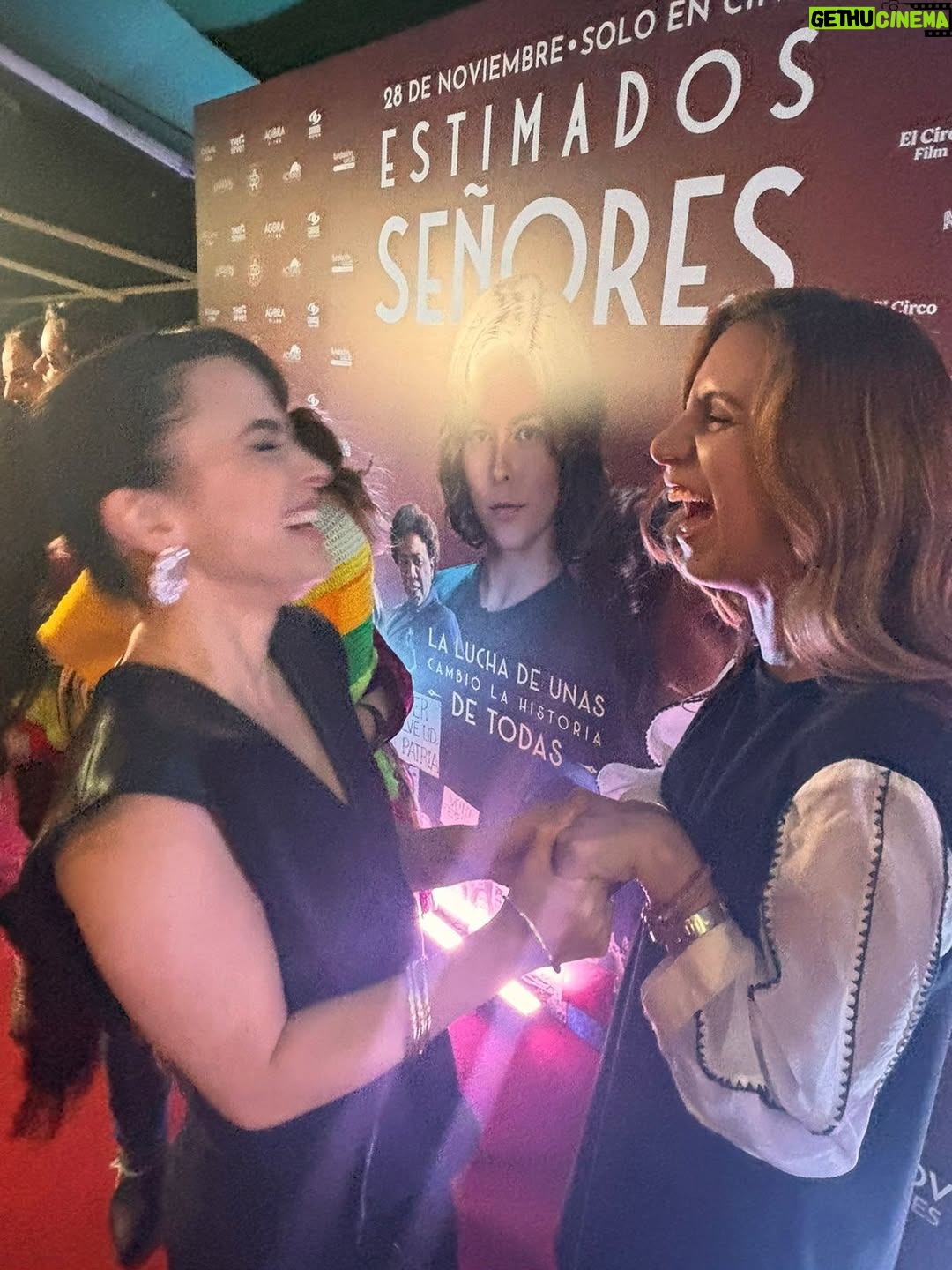 Paula Castaño - 869 Likes - Muchas felicidades nos ha dado nuestra pelicula @estimados_senores: 

Contar la historia del sufragio femenino en Colombia y dar a conocer las mujeres que muy pocos conocían. Llevar la pelicula a varios municipios de Colombia y ver cómo una niña logró decirle al alcalde de su pueblo que necesitaban la cancha de voleyball después de ver la peli. Encontrar a mi hermana de la vida @julieticarestrep0. Ganarnos tantos reconocimientos. Tener 12 nominaciones a los premios Macondo @academiacolcine. Las charlas que vivimos con mis hermanas sufragistas y nuestros hermanos actores que están maravillosos en la película. Ser parte de la primera pelicula de @patricia_castanedag . El orgullo de contar la historia que queremos contar. Entre otras millones de cosas hacen parte de tantas emociones que hemos vivido con la peli.  Les comparto foticos inéditas. 💚💪🏻💜

1. La foto que Ju me tomó cuando yo  le tomaba una foto en la que estaba embarazada de su hija pelitos 🩷.
2. La foto que Ju me tomó con su cámara de 35 mm.
3. El día que supimos que estábamos nominadas a los Premios Macondo. 
4. Con nuestro amado productor @alvarogutierrez celebrando las 12 nominaciones.
5 y 6. Estrenando la peli en Bogotá con @julieticarestrep0 y nuestra directora @patricia_castanedag 
7 y 8. Fotogramas de la peli. 
9. Ganamos entre otros reconocimientos el premio a mejor pelicula en el New York Latino Film Festival. 
10 y 11. En varios lugares de Colombia mostrando la peli junto a un combo muy lindo de la @dacmi_mincultura 
12-20 Momentos de rodaje junto a mis hermanas sufragistas, mi personaje Josefina Valencia y la celebración junto a mi manager @monicaaforero y otras felicidades. 

Gracias por leer hasta aquí 😜