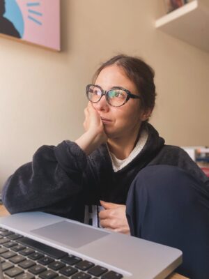Paula Castaño Instagram - Una faceta que pocos conocen de mi:

La de la guionista madrugadora, sexy en pijama, despeinada y cegatona. 

No digan pues que no les cuento nada de mi 🤓