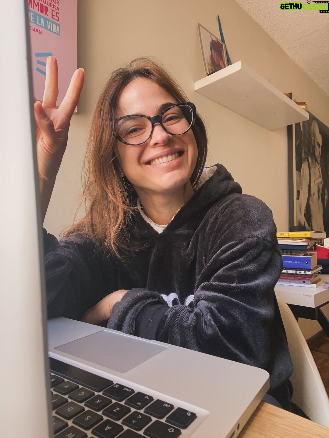 Paula Castaño - 1.4K Likes - Una faceta que pocos conocen de mi:

La de la guionista madrugadora, sexy en pijama, despeinada y cegatona. 

No digan pues que no les cuento nada de mi 🤓