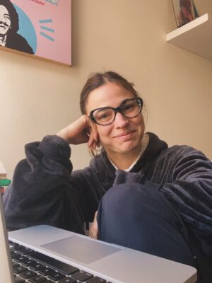 Paula Castaño Instagram - Una faceta que pocos conocen de mi:

La de la guionista madrugadora, sexy en pijama, despeinada y cegatona. 

No digan pues que no les cuento nada de mi 🤓