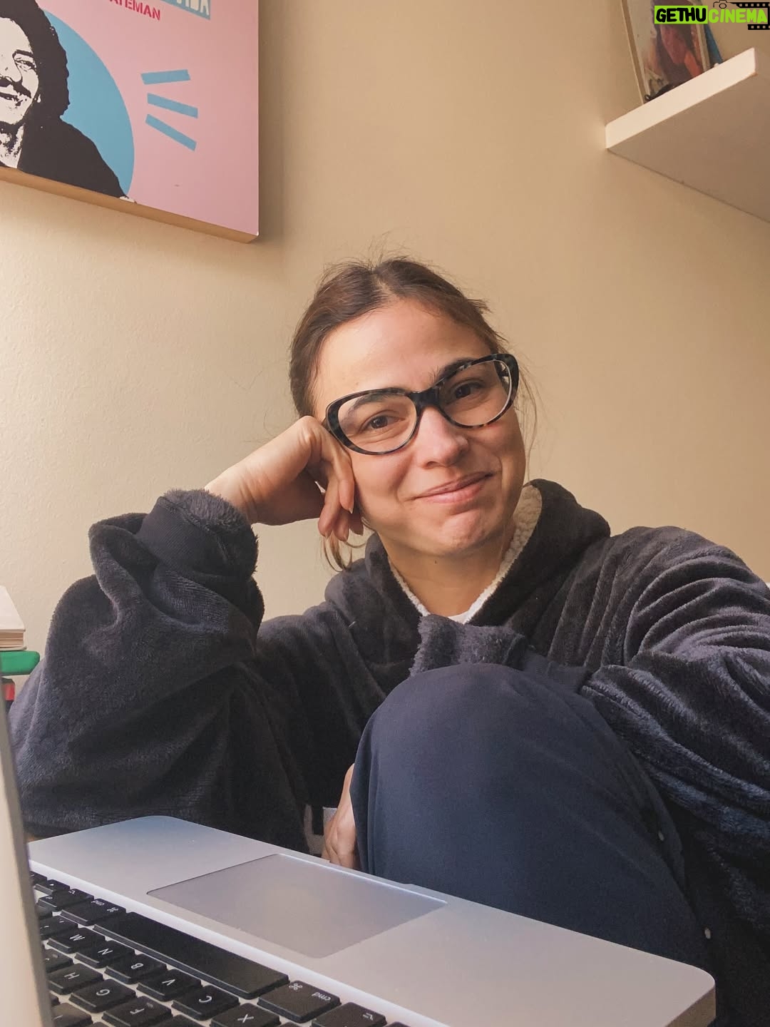 Paula Castaño - 1.4K Likes - Una faceta que pocos conocen de mi:

La de la guionista madrugadora, sexy en pijama, despeinada y cegatona. 

No digan pues que no les cuento nada de mi 🤓