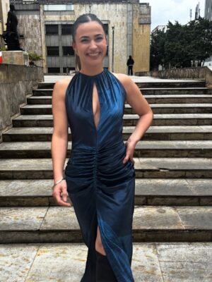 Paula Castaño Instagram - Hablemos de este vestido por favor.
¡Sin palabras! 💙 
Gracias por acompañarme en este día tan importante para mí. 

Vestido de la diseñadora @alexandrazabalaofficial con ilustraciones de @lauranaranjoconsulting ✨