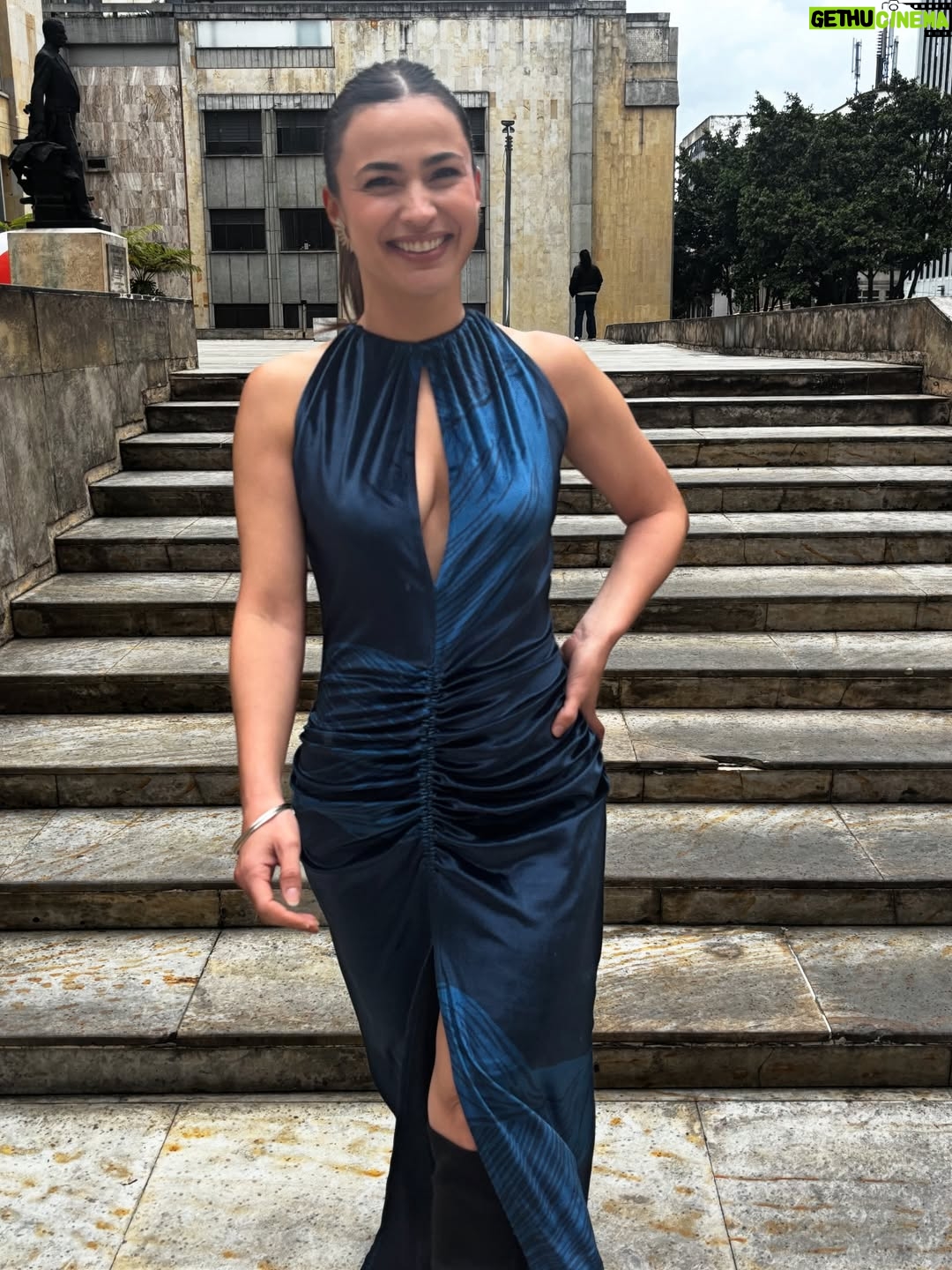 Paula Castaño - 3.9K Likes - Hablemos de este vestido por favor.
¡Sin palabras! 💙 
Gracias por acompañarme en este día tan importante para mí. 

Vestido de la diseñadora @alexandrazabalaofficial con ilustraciones de @lauranaranjoconsulting ✨