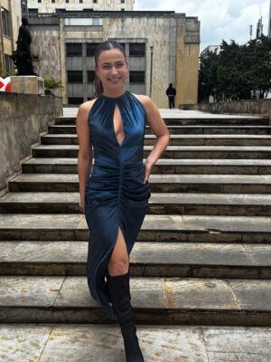 Paula Castaño Instagram - Hablemos de este vestido por favor.
¡Sin palabras! 💙 
Gracias por acompañarme en este día tan importante para mí. 

Vestido de la diseñadora @alexandrazabalaofficial con ilustraciones de @lauranaranjoconsulting ✨