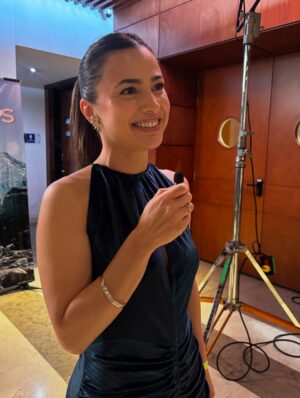 Paula Castaño Instagram - Feliz de anunciar el lanzamiento de Sin Límites la nueva serie que podrán ver por el @canaltrececo producida por @moviebox.ctg con apoyo de @ministerio_tic a partir del 19 de agosto a las 9:30 pm. Una serie alucinante de 9 capítulos donde tengo el gusto de protagonizar junto a @sebastianeslava y @natandrealara junto a un combo de actores increíbles y un equipo precioso que trabajó muchísimo para hacerla realidad. Dirigida por mi pana y rockstar @riccafilm. 🤘🏻♥️⛰️

Stylist: @lauranaranjoconsulting 
👗: @alexandrazabalaofficial 
💄: @alejandrodcmakeup 
@armonikadigital
