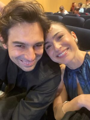 Paula Castaño Instagram - Feliz de anunciar el lanzamiento de Sin Límites la nueva serie que podrán ver por el @canaltrececo producida por @moviebox.ctg con apoyo de @ministerio_tic a partir del 19 de agosto a las 9:30 pm. Una serie alucinante de 9 capítulos donde tengo el gusto de protagonizar junto a @sebastianeslava y @natandrealara junto a un combo de actores increíbles y un equipo precioso que trabajó muchísimo para hacerla realidad. Dirigida por mi pana y rockstar @riccafilm. 🤘🏻♥️⛰️

Stylist: @lauranaranjoconsulting 
👗: @alexandrazabalaofficial 
💄: @alejandrodcmakeup 
@armonikadigital