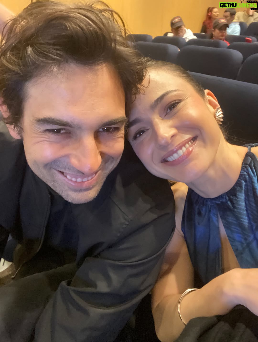 Paula Castaño - 1.1K Likes - Feliz de anunciar el lanzamiento de Sin Límites la nueva serie que podrán ver por el @canaltrececo producida por @moviebox.ctg con apoyo de @ministerio_tic a partir del 19 de agosto a las 9:30 pm. Una serie alucinante de 9 capítulos donde tengo el gusto de protagonizar junto a @sebastianeslava y @natandrealara junto a un combo de actores increíbles y un equipo precioso que trabajó muchísimo para hacerla realidad. Dirigida por mi pana y rockstar @riccafilm. 🤘🏻♥️⛰️

Stylist: @lauranaranjoconsulting 
👗: @alexandrazabalaofficial 
💄: @alejandrodcmakeup 
@armonikadigital