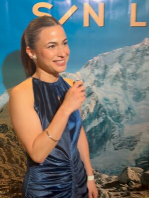 Paula Castaño Instagram - Feliz de anunciar el lanzamiento de Sin Límites la nueva serie que podrán ver por el @canaltrececo producida por @moviebox.ctg con apoyo de @ministerio_tic a partir del 19 de agosto a las 9:30 pm. Una serie alucinante de 9 capítulos donde tengo el gusto de protagonizar junto a @sebastianeslava y @natandrealara junto a un combo de actores increíbles y un equipo precioso que trabajó muchísimo para hacerla realidad. Dirigida por mi pana y rockstar @riccafilm. 🤘🏻♥️⛰️

Stylist: @lauranaranjoconsulting 
👗: @alexandrazabalaofficial 
💄: @alejandrodcmakeup 
@armonikadigital