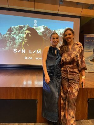 Paula Castaño Instagram - Feliz de anunciar el lanzamiento de Sin Límites la nueva serie que podrán ver por el @canaltrececo producida por @moviebox.ctg con apoyo de @ministerio_tic a partir del 19 de agosto a las 9:30 pm. Una serie alucinante de 9 capítulos donde tengo el gusto de protagonizar junto a @sebastianeslava y @natandrealara junto a un combo de actores increíbles y un equipo precioso que trabajó muchísimo para hacerla realidad. Dirigida por mi pana y rockstar @riccafilm. 🤘🏻♥️⛰️

Stylist: @lauranaranjoconsulting 
👗: @alexandrazabalaofficial 
💄: @alejandrodcmakeup 
@armonikadigital