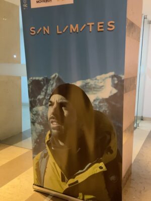 Paula Castaño Instagram - Feliz de anunciar el lanzamiento de Sin Límites la nueva serie que podrán ver por el @canaltrececo producida por @moviebox.ctg con apoyo de @ministerio_tic a partir del 19 de agosto a las 9:30 pm. Una serie alucinante de 9 capítulos donde tengo el gusto de protagonizar junto a @sebastianeslava y @natandrealara junto a un combo de actores increíbles y un equipo precioso que trabajó muchísimo para hacerla realidad. Dirigida por mi pana y rockstar @riccafilm. 🤘🏻♥️⛰️

Stylist: @lauranaranjoconsulting 
👗: @alexandrazabalaofficial 
💄: @alejandrodcmakeup 
@armonikadigital