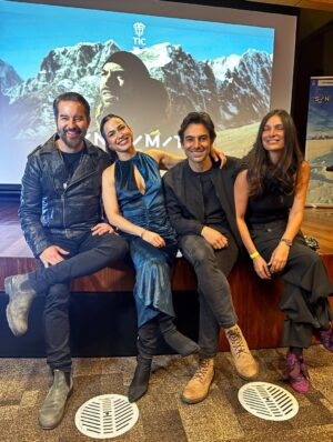 Paula Castaño Instagram - Feliz de anunciar el lanzamiento de Sin Límites la nueva serie que podrán ver por el @canaltrececo producida por @moviebox.ctg con apoyo de @ministerio_tic a partir del 19 de agosto a las 9:30 pm. Una serie alucinante de 9 capítulos donde tengo el gusto de protagonizar junto a @sebastianeslava y @natandrealara junto a un combo de actores increíbles y un equipo precioso que trabajó muchísimo para hacerla realidad. Dirigida por mi pana y rockstar @riccafilm. 🤘🏻♥️⛰️

Stylist: @lauranaranjoconsulting 
👗: @alexandrazabalaofficial 
💄: @alejandrodcmakeup 
@armonikadigital