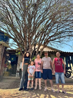 Paula Fernandes Instagram - Hoje foi dia de voltar no tempoā¦
Reencontrei a cidade onde morei hÔ 24 anos e junto com ela, tantas memórias que ainda moram em mim.
Passei pela minha antiga casa, entrei no meu quarto onde nasceu a canção āMeu Eu em VocĆŖā, vi a cama onde minha mĆ£e dormia, o pĆ© de jabuticaba que era meu parquinho favorito e atĆ© o carro que me buscava dos primeiros shows.
Revi pessoas, rostos e lugares que tambĆ©m moldaram quem eu sou hoje. A praƧa onde minha mĆ£e me esperava rezando o terƧo, enquanto eu me encontrava com os meus colegas no āPointā da cidade. Me acompanhava pra eu nĆ£o ir tĆ£o longe sozinha, a noite e a pĆ©.
Cada reencontro foi um abraço na alma. Foi como abrir uma caixinha de lembranças e sentir o coração bater mais forte em cada detalhe.
A vida segue, o tempo passa, mas existe uma parte de nós que nunca deixa de ser criança, filha e sonhadora. Hoje eu celebro essa menina que acreditou, e agradeço à todos que fizeram parte do meu caminho até aqui.