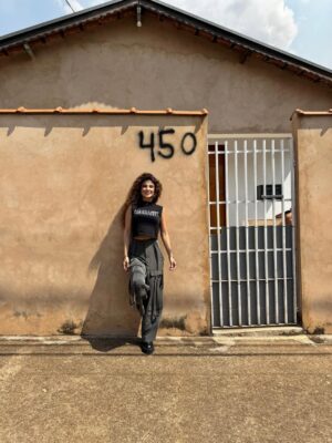 Paula Fernandes Instagram - Hoje foi dia de voltar no tempoā¦
Reencontrei a cidade onde morei hÔ 24 anos e junto com ela, tantas memórias que ainda moram em mim.
Passei pela minha antiga casa, entrei no meu quarto onde nasceu a canção āMeu Eu em VocĆŖā, vi a cama onde minha mĆ£e dormia, o pĆ© de jabuticaba que era meu parquinho favorito e atĆ© o carro que me buscava dos primeiros shows.
Revi pessoas, rostos e lugares que tambĆ©m moldaram quem eu sou hoje. A praƧa onde minha mĆ£e me esperava rezando o terƧo, enquanto eu me encontrava com os meus colegas no āPointā da cidade. Me acompanhava pra eu nĆ£o ir tĆ£o longe sozinha, a noite e a pĆ©.
Cada reencontro foi um abraço na alma. Foi como abrir uma caixinha de lembranças e sentir o coração bater mais forte em cada detalhe.
A vida segue, o tempo passa, mas existe uma parte de nós que nunca deixa de ser criança, filha e sonhadora. Hoje eu celebro essa menina que acreditou, e agradeço à todos que fizeram parte do meu caminho até aqui.