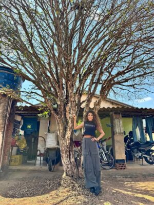 Paula Fernandes Instagram - Hoje foi dia de voltar no tempoā¦
Reencontrei a cidade onde morei hÔ 24 anos e junto com ela, tantas memórias que ainda moram em mim.
Passei pela minha antiga casa, entrei no meu quarto onde nasceu a canção āMeu Eu em VocĆŖā, vi a cama onde minha mĆ£e dormia, o pĆ© de jabuticaba que era meu parquinho favorito e atĆ© o carro que me buscava dos primeiros shows.
Revi pessoas, rostos e lugares que tambĆ©m moldaram quem eu sou hoje. A praƧa onde minha mĆ£e me esperava rezando o terƧo, enquanto eu me encontrava com os meus colegas no āPointā da cidade. Me acompanhava pra eu nĆ£o ir tĆ£o longe sozinha, a noite e a pĆ©.
Cada reencontro foi um abraço na alma. Foi como abrir uma caixinha de lembranças e sentir o coração bater mais forte em cada detalhe.
A vida segue, o tempo passa, mas existe uma parte de nós que nunca deixa de ser criança, filha e sonhadora. Hoje eu celebro essa menina que acreditou, e agradeço à todos que fizeram parte do meu caminho até aqui.