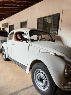 Paula Fernandes Instagram - Hoje foi dia de voltar no tempoā¦
Reencontrei a cidade onde morei hÔ 24 anos e junto com ela, tantas memórias que ainda moram em mim.
Passei pela minha antiga casa, entrei no meu quarto onde nasceu a canção āMeu Eu em VocĆŖā, vi a cama onde minha mĆ£e dormia, o pĆ© de jabuticaba que era meu parquinho favorito e atĆ© o carro que me buscava dos primeiros shows.
Revi pessoas, rostos e lugares que tambĆ©m moldaram quem eu sou hoje. A praƧa onde minha mĆ£e me esperava rezando o terƧo, enquanto eu me encontrava com os meus colegas no āPointā da cidade. Me acompanhava pra eu nĆ£o ir tĆ£o longe sozinha, a noite e a pĆ©.
Cada reencontro foi um abraço na alma. Foi como abrir uma caixinha de lembranças e sentir o coração bater mais forte em cada detalhe.
A vida segue, o tempo passa, mas existe uma parte de nós que nunca deixa de ser criança, filha e sonhadora. Hoje eu celebro essa menina que acreditou, e agradeço à todos que fizeram parte do meu caminho até aqui.