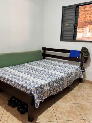 Paula Fernandes Instagram - Hoje foi dia de voltar no tempoā¦
Reencontrei a cidade onde morei hÔ 24 anos e junto com ela, tantas memórias que ainda moram em mim.
Passei pela minha antiga casa, entrei no meu quarto onde nasceu a canção āMeu Eu em VocĆŖā, vi a cama onde minha mĆ£e dormia, o pĆ© de jabuticaba que era meu parquinho favorito e atĆ© o carro que me buscava dos primeiros shows.
Revi pessoas, rostos e lugares que tambĆ©m moldaram quem eu sou hoje. A praƧa onde minha mĆ£e me esperava rezando o terƧo, enquanto eu me encontrava com os meus colegas no āPointā da cidade. Me acompanhava pra eu nĆ£o ir tĆ£o longe sozinha, a noite e a pĆ©.
Cada reencontro foi um abraço na alma. Foi como abrir uma caixinha de lembranças e sentir o coração bater mais forte em cada detalhe.
A vida segue, o tempo passa, mas existe uma parte de nós que nunca deixa de ser criança, filha e sonhadora. Hoje eu celebro essa menina que acreditou, e agradeço à todos que fizeram parte do meu caminho até aqui.
