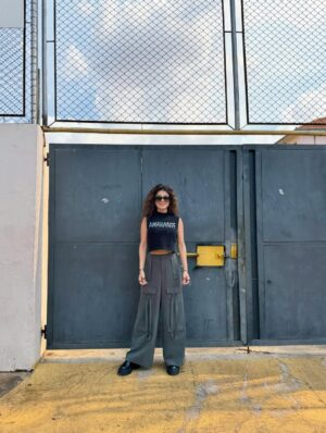 Paula Fernandes Instagram - Hoje foi dia de voltar no tempoā¦
Reencontrei a cidade onde morei hÔ 24 anos e junto com ela, tantas memórias que ainda moram em mim.
Passei pela minha antiga casa, entrei no meu quarto onde nasceu a canção āMeu Eu em VocĆŖā, vi a cama onde minha mĆ£e dormia, o pĆ© de jabuticaba que era meu parquinho favorito e atĆ© o carro que me buscava dos primeiros shows.
Revi pessoas, rostos e lugares que tambĆ©m moldaram quem eu sou hoje. A praƧa onde minha mĆ£e me esperava rezando o terƧo, enquanto eu me encontrava com os meus colegas no āPointā da cidade. Me acompanhava pra eu nĆ£o ir tĆ£o longe sozinha, a noite e a pĆ©.
Cada reencontro foi um abraço na alma. Foi como abrir uma caixinha de lembranças e sentir o coração bater mais forte em cada detalhe.
A vida segue, o tempo passa, mas existe uma parte de nós que nunca deixa de ser criança, filha e sonhadora. Hoje eu celebro essa menina que acreditou, e agradeço à todos que fizeram parte do meu caminho até aqui.