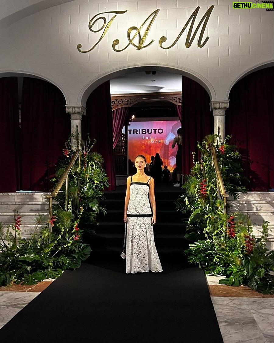 Paula Luchsinger - 15.3K Likes - Muchas gracias a @chanel.beauty @chanelofficial @ficcifestival por esta invitación tan hermosa de ser parte del festival. 

Que emocionante ser parte de este encuentro y ver películas, conversar, nutrirse y encontrarse con amigos y maestros. 

Y que honor hacerlo de la mano de Chanel, gracias Nati, Kris, Maru, Xime, Ella por hacerlo tan especial. 

Me voy con el corazón feliz y tropical🌴 🌺🦜🥭🐠🩶✨