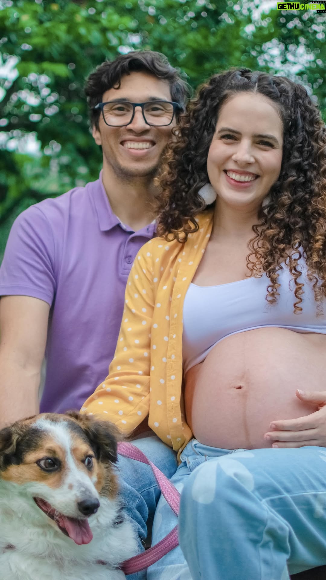 Paula Stephânia - 24.3K Likes - Dediquei os últimos meses de gravidez criando um presente especial pro nosso Benjamin Colibri. 

Sei que ele nem ligaria pra um quarto cheio de adornos, nem um enxoval de luxo, nem festas… Isso tudo é pros adultos. Queria dar um presente pra ele lembrar pra sempre e saber o que eu estava sentindo quando ele ainda estava na minha barriga. 

Por isso escrevi essa música, onde as primeiras linhas vieram pra mim em sonho. As outras foram inspiradas por esse momento mais lindo da minha vida. 

O papai @c3po.tarquino pensou no clipe , @adrianolopes.guitar gravou e editou e nosso produtor musical e parceiro de composição @_pablocandido extraiu exatamente a melodia que estava buscando. 

Se quiserem celebrar comigo a vida do meu pequeno arteiro, o clipe completo da música “Quadro Falado” está no meu canal no YouTube!