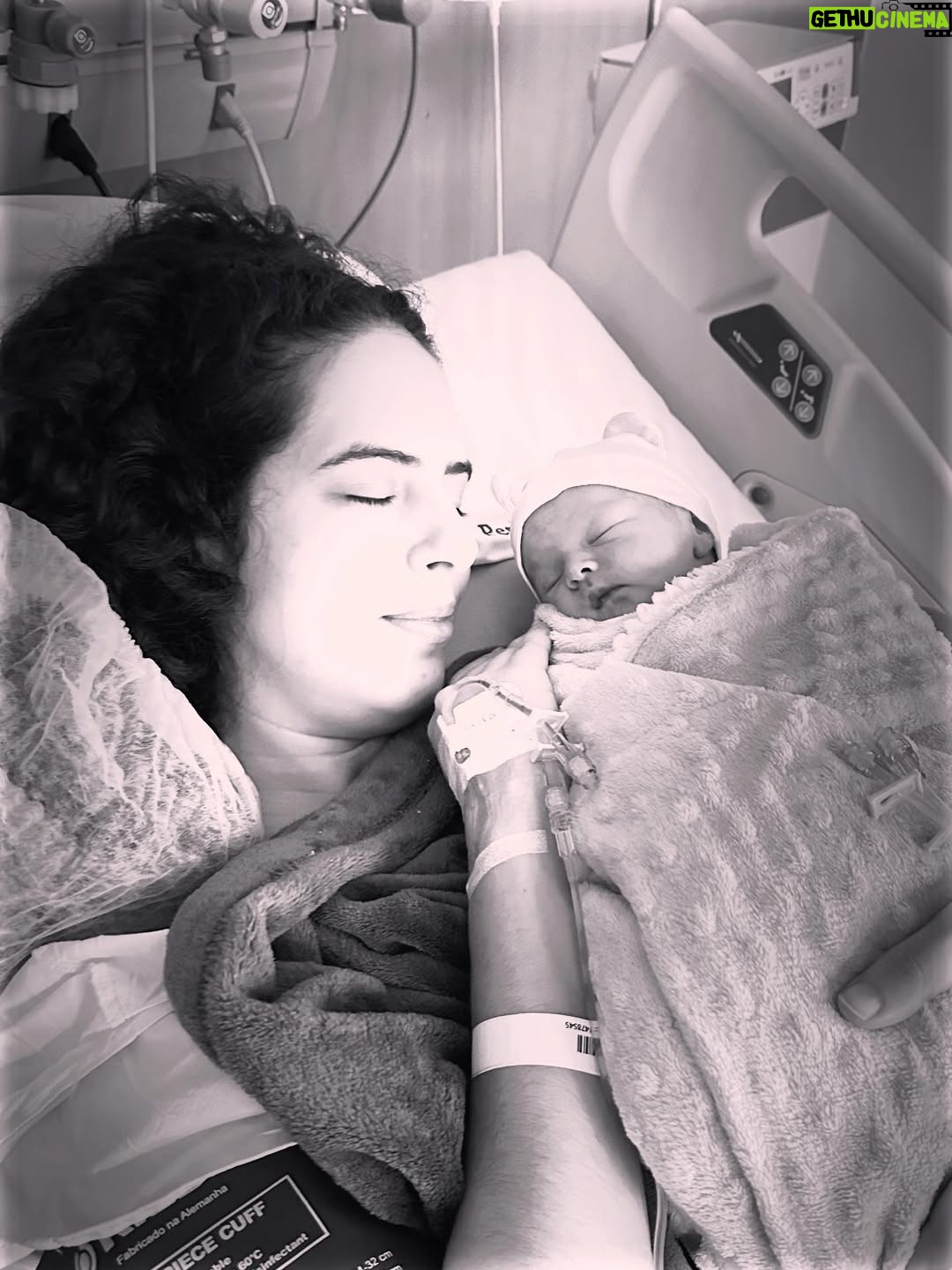 Paula Stephânia - 23.3K Likes - Em cada encontrinho ou oficina de arte que eu tinha contato direto com meus arteiros, uma vontade enorme de maternar me tomava. Tentar por 4 anos sem conseguir foi bem duro, não tínhamos nenhum problema de saúde, não havia motivo aparente. 

Ano passado fomos pra Curitiba tentar via fertilização in vitro. Na primeira tentativa engravidamos, mas 7 semanas depois perdemos. 

Já prestes a tentar pela 3ª vez ele chegou! Mas ele só chegou quando eu estava pronta…
Sempre sofri muito de ansiedade. Resolvi buscar ajuda e a terapia e muitos livros de autoconhecimento foram me ajudando a identificar e tratar a raiz do problema… passei a escrever meus sentimentos num diario e isso foi me ajudando a me conhecer. [CONTINUA]