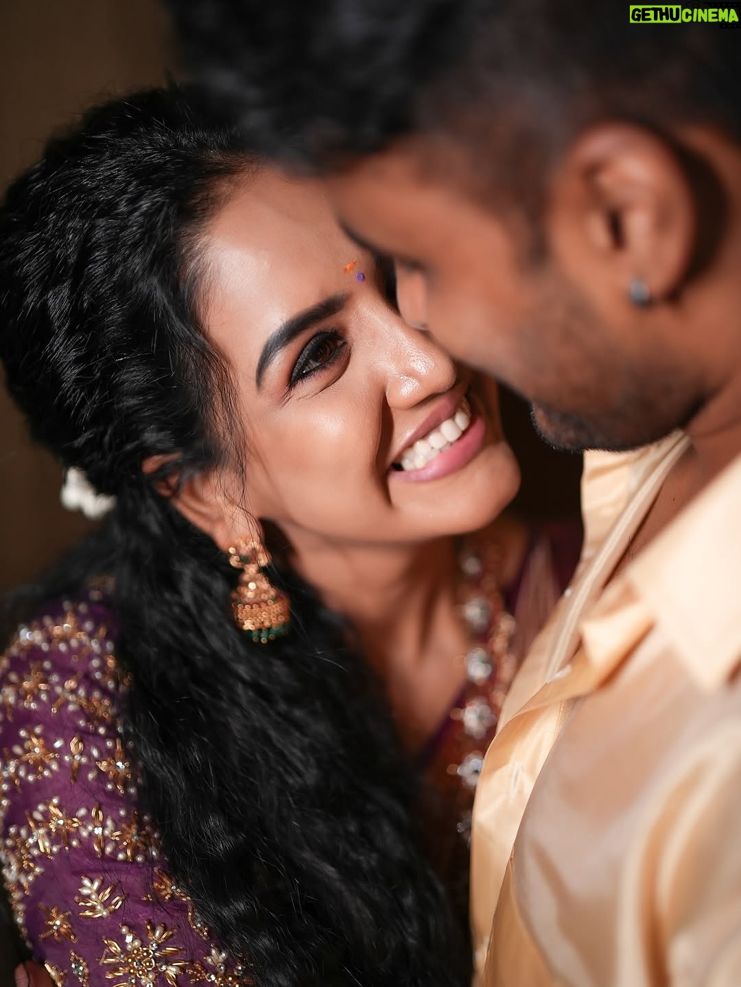 Pavani Reddy - 168.1K Likes - Festivals = good vibes   good outfits
MUA: @priya_dharshini_makeupartist 
Hair : @shalini_hairartist 
Photographer: @suriesh_photography  @prasami_photography 
Pavni’s outfit: @vibha_boutique_nkl 
Amir’s outfit: @vibha_boutique_nkl 
Jewellery: @new_ideas_fashions 
Blouse : @kalpana_bridal__studio 
#vijaytvshow #festivevibes❤️ #traditional #wear #pavmir #jiohotstartamil #vijaytv