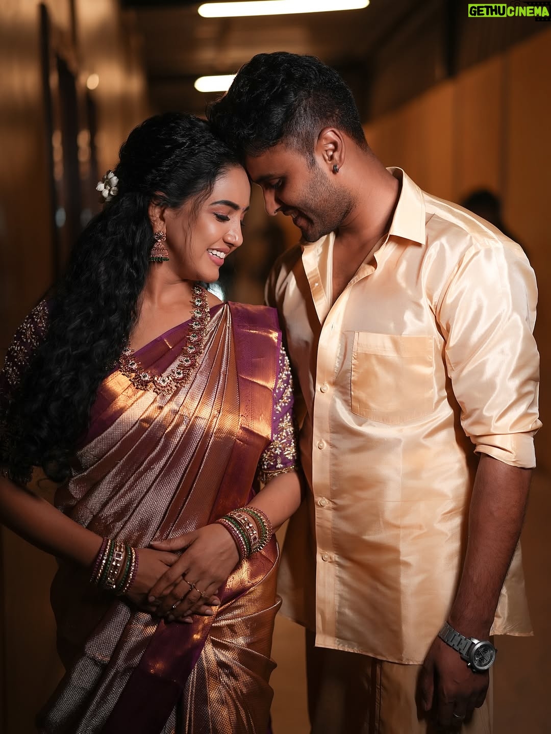 Pavani Reddy - 168.1K Likes - Festivals = good vibes   good outfits
MUA: @priya_dharshini_makeupartist 
Hair : @shalini_hairartist 
Photographer: @suriesh_photography  @prasami_photography 
Pavni’s outfit: @vibha_boutique_nkl 
Amir’s outfit: @vibha_boutique_nkl 
Jewellery: @new_ideas_fashions 
Blouse : @kalpana_bridal__studio 
#vijaytvshow #festivevibes❤️ #traditional #wear #pavmir #jiohotstartamil #vijaytv