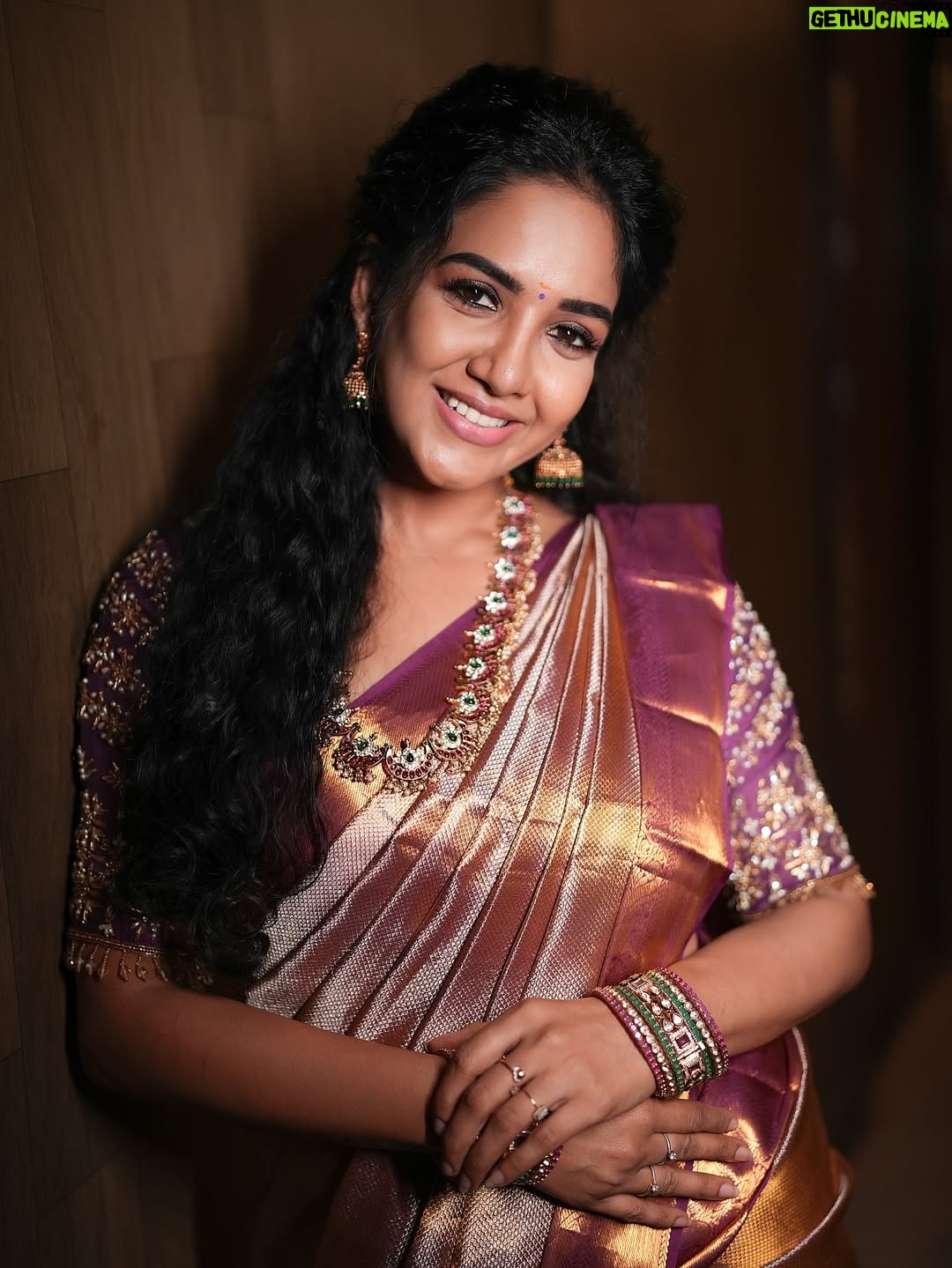 Pavani Reddy - 168.1K Likes - Festivals = good vibes   good outfits
MUA: @priya_dharshini_makeupartist 
Hair : @shalini_hairartist 
Photographer: @suriesh_photography  @prasami_photography 
Pavni’s outfit: @vibha_boutique_nkl 
Amir’s outfit: @vibha_boutique_nkl 
Jewellery: @new_ideas_fashions 
Blouse : @kalpana_bridal__studio 
#vijaytvshow #festivevibes❤️ #traditional #wear #pavmir #jiohotstartamil #vijaytv
