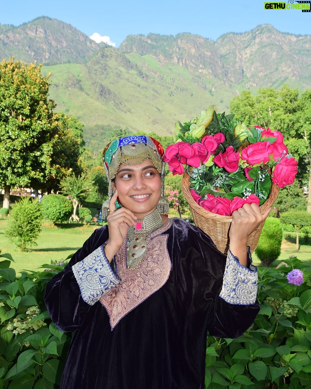 Pavithra Janani - 80.9K Likes - kashmirigirl♥ 

#kashmirdiaries
#littlethingsmakeslifebetter