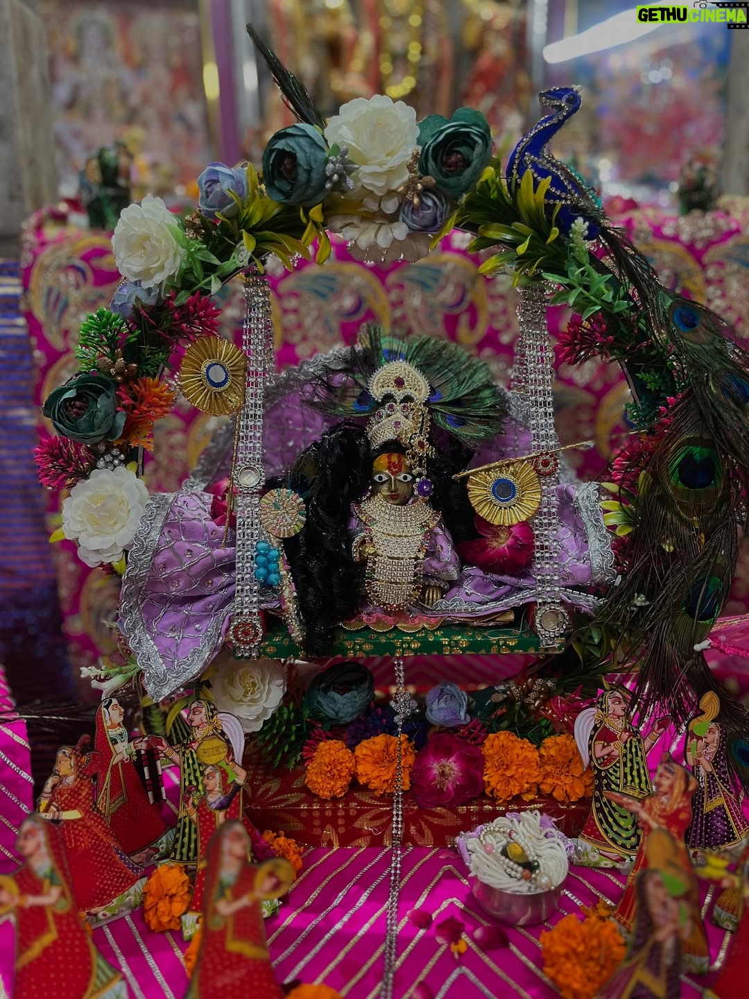 Pavni Mehrotra - 2.4K Likes - Sasson ki Mala mein Simaroon mai pii ka naam…🪷🦚📿
Mere ek hi Ram Ek hi Shyam♥️