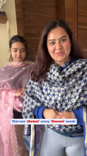 Pavni Mehrotra Instagram - Apki Jethani kaisi hai?😜
.
.
.
#pavnilaughs #devrani #jhethani #funnyvideos #instagood #relatives #viral #contentcreator #family #jointfamily 
[Funny, relatives, Devrani, Jhethani, Family, weather, climate]