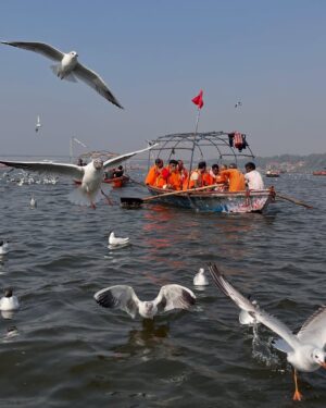 Pavni Mehrotra Instagram - Life mein kabhi Kumbh Mela nahi dekha aur jab dekha to seedhe 144 years saal mein 1 baar ane wala Maha Kumbh 2025 dekha🙏
.
.
.
#kumbh #kumbhmela #ganga #sangam #prayagraj