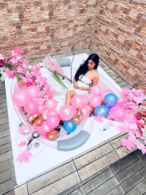 Pearl Malhotra Instagram - The simple joy of holding a bunch of balloons.🎀✨