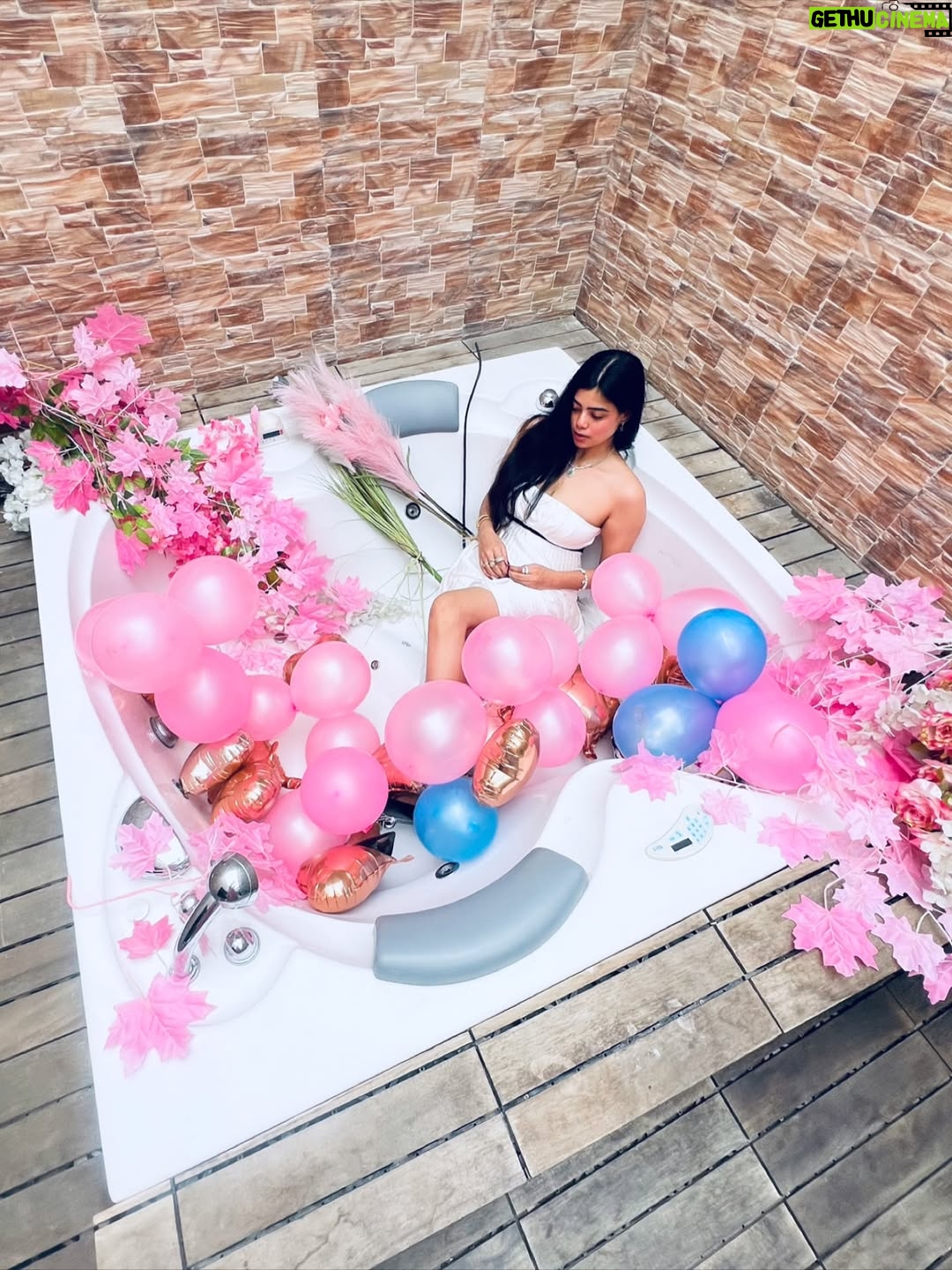 Pearl Malhotra - 2.8K Likes - The simple joy of holding a bunch of balloons.🎀✨