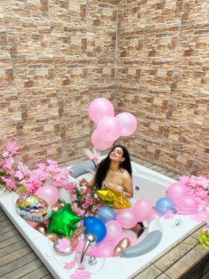 Pearl Malhotra Instagram - The simple joy of holding a bunch of balloons.🎀✨