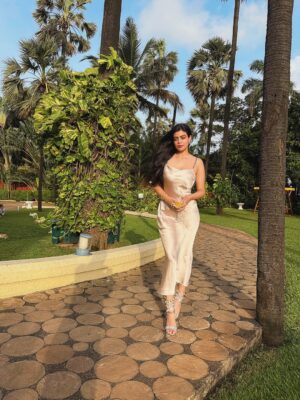 Pearl Malhotra Instagram - What are you afraid of losing when nothing in the world belongs to you ✨