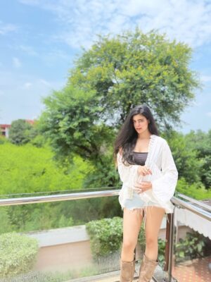 Pearl Malhotra Instagram - Me, Meet me.🤍