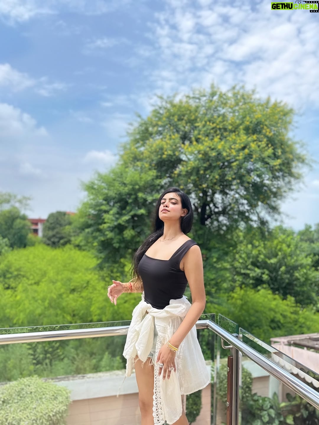 Pearl Malhotra - 2.3K Likes - Me, Meet me.🤍