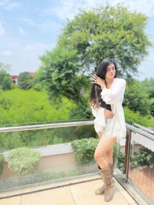 Pearl Malhotra Instagram - Me, Meet me.🤍
