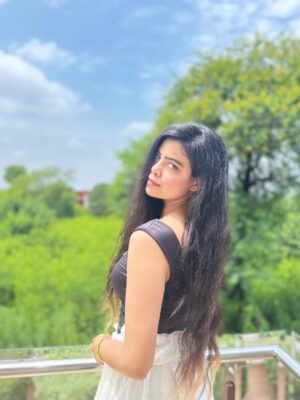 Pearl Malhotra Instagram - Me, Meet me.🤍