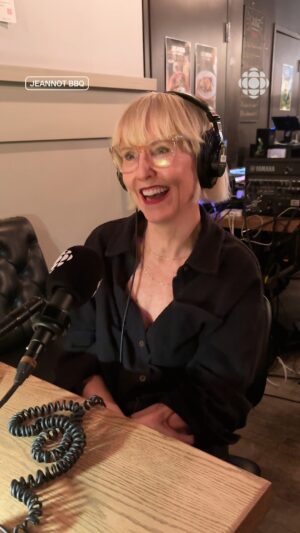 Pénélope McQuade Instagram - 🎶 Viens dans ma maison 🎵 @penelopemcquade n’avait jamais entendu cet extrait de son passage à la radio à 8 ans… et c’est trop mignon! 🥹

🎧 Rattrapez son bien-cuit chez @jeannotbbq sur RC OHdio (lien dans la bio) Avec les petits poulets @lalaphilie et @perizz 🐔