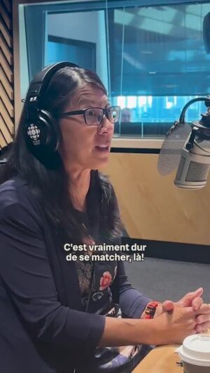 Pénélope McQuade Instagram - «Des filles comme moi, c’est vraiment difficile à matcher. Ça prend un gars solide.» - Joanne Liu, pédiatre urgentiste et ancienne présidente de Médecins sans frontière, chez @rc_penelope 😅💓

🎧 Rattrapez l'entrevue 5 services avec Joanne Liu sur Radio-Canada OHdio : Lien dans la bio

#pénélope #amour #joanneliu #icipremière #rcOHdio #radiocanada