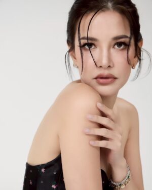 Phiyada Jutharattanakul Instagram - ยังค่ะ ยังไม่หมด นะคะ 😘 ถ่ายแล้ว ต้องมีหลายภาพหน่อยค่ะ ถ่ายกับนาวาด้วย 🥰 happy birthday ต่อกันอีกนิดนะคะ 🎉50 ทั้งที เนอะๆๆ ไหนใครใกล้ 50 แล้วบ้างคะ ยกมือขึ้น 👍🏼🤘🏼😂