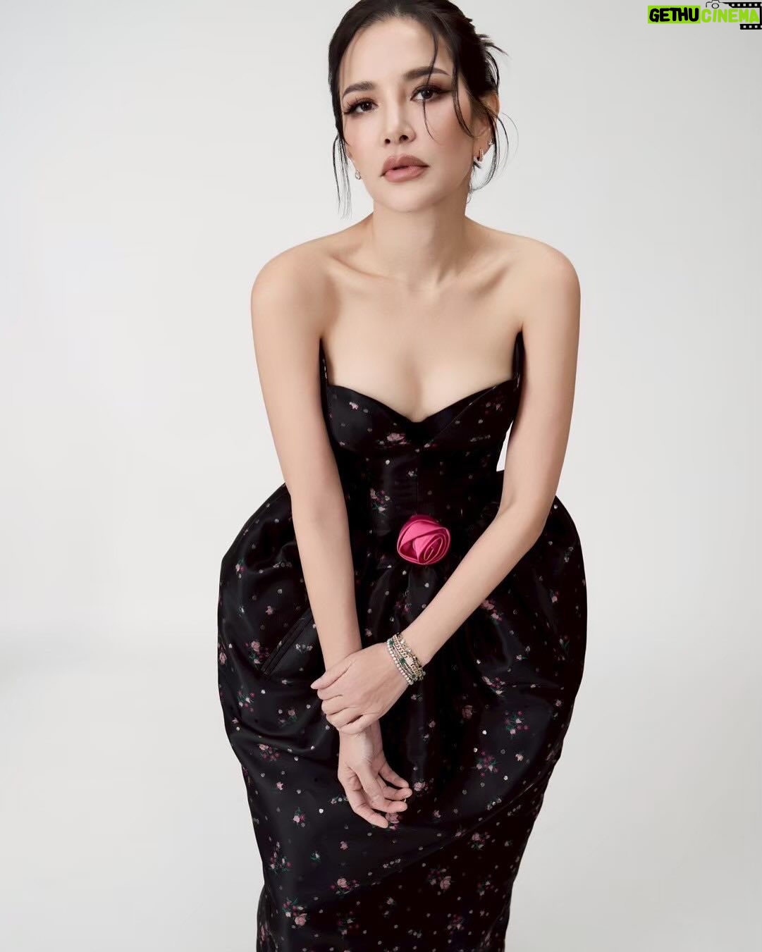 Phiyada Jutharattanakul - 23.1K Likes - ยังค่ะ ยังไม่หมด นะคะ 😘 ถ่ายแล้ว ต้องมีหลายภาพหน่อยค่ะ ถ่ายกับนาวาด้วย 🥰 happy birthday ต่อกันอีกนิดนะคะ 🎉50 ทั้งที เนอะๆๆ ไหนใครใกล้ 50 แล้วบ้างคะ ยกมือขึ้น 👍🏼🤘🏼😂