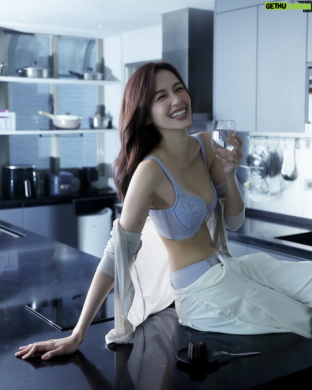 Phoebe Yuan - 13.3K Likes - 來地球生活四十年了，已經找到最順應自由、最快樂愉悅的方式。每天都用自己喜歡的姿態，做真心熱愛的事，但唯獨有一個地方，還是得老老實實的跟地心引力對抗——那就是身體曲線。

最近的「抗引力」好幫手Triumph 黛安芬 Sculpt Eclipse 月映美型，滿足了我對內衣的所有想像。舒弧鋼圈設計帶來的極致貼合，提供剛剛好的穩定支撐，完全沒有壓迫感。

不管怎麼搭配能都讓胸型自然上提，側邊的副乳也收得很好，整個人看起來輕鬆自在但是更有精神。換上輕薄合身的外衣也不用擔心，月映美型舒適親膚的材質，讓內衣的存在感降到最低，只留下最完美的雕塑曲線。

穿久了月映美型會發現它不只是內衣，而是更像一個給力夥伴，總能讓我自信享受生活的每個時刻。這樣自在的感覺讓我明白，原來真正的優雅氣質，是來自於那份從容不迫的底氣。

@triumph_taiwan 

#月映美型 #SculptEclipse #剛剛好就好 
#JustFeelsRight #Triumph #黛安芬