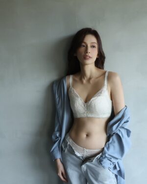 Phoebe Yuan Instagram - 來地球生活四十年了，已經找到最順應自由、最快樂愉悅的方式。每天都用自己喜歡的姿態，做真心熱愛的事，但唯獨有一個地方，還是得老老實實的跟地心引力對抗——那就是身體曲線。

最近的「抗引力」好幫手Triumph 黛安芬 Sculpt Eclipse 月映美型，滿足了我對內衣的所有想像。舒弧鋼圈設計帶來的極致貼合，提供剛剛好的穩定支撐，完全沒有壓迫感。

不管怎麼搭配能都讓胸型自然上提，側邊的副乳也收得很好，整個人看起來輕鬆自在但是更有精神。換上輕薄合身的外衣也不用擔心，月映美型舒適親膚的材質，讓內衣的存在感降到最低，只留下最完美的雕塑曲線。

穿久了月映美型會發現它不只是內衣，而是更像一個給力夥伴，總能讓我自信享受生活的每個時刻。這樣自在的感覺讓我明白，原來真正的優雅氣質，是來自於那份從容不迫的底氣。

@triumph_taiwan 

#月映美型 #SculptEclipse #剛剛好就好 
#JustFeelsRight #Triumph #黛安芬