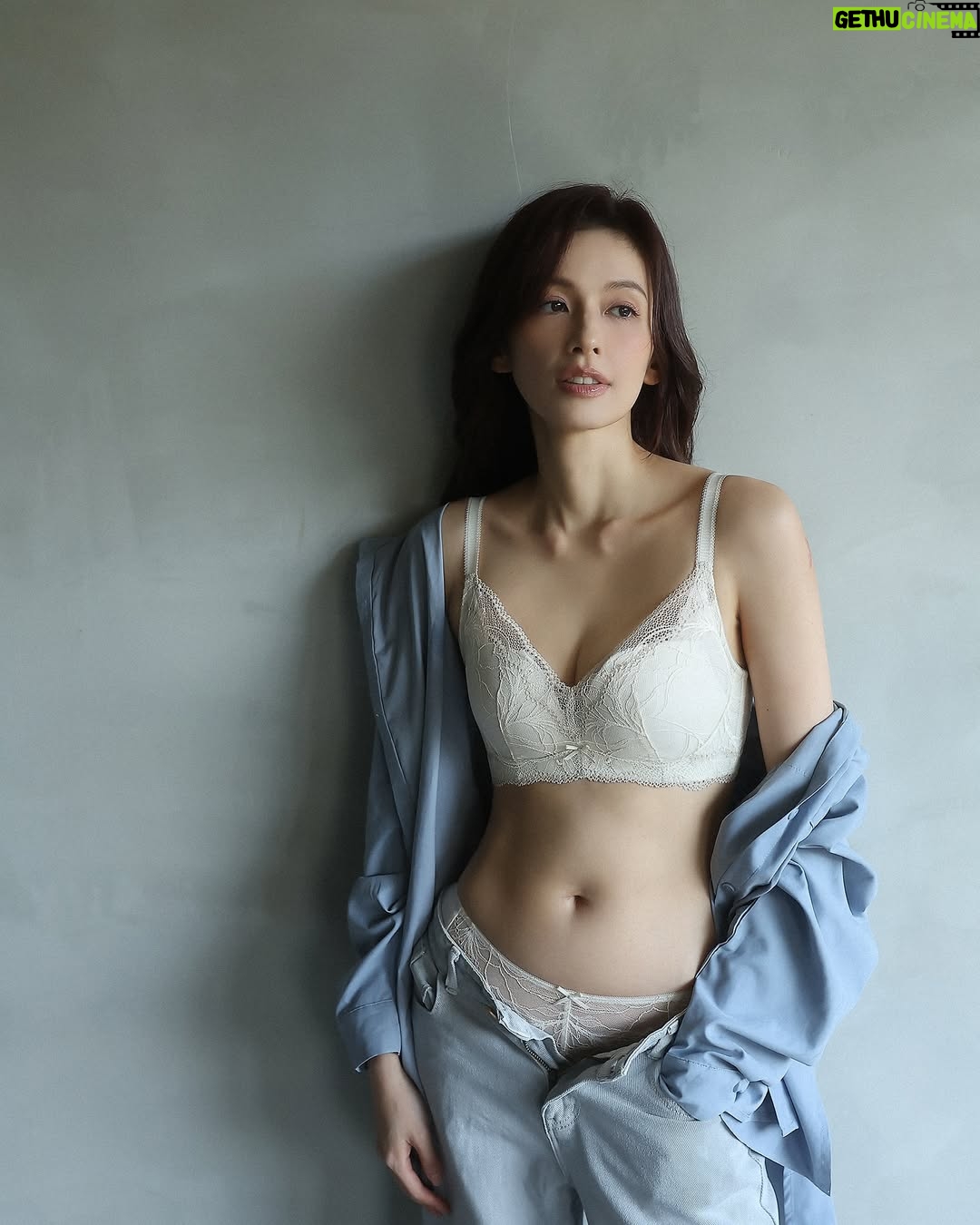 Phoebe Yuan - 13.3K Likes - 來地球生活四十年了，已經找到最順應自由、最快樂愉悅的方式。每天都用自己喜歡的姿態，做真心熱愛的事，但唯獨有一個地方，還是得老老實實的跟地心引力對抗——那就是身體曲線。

最近的「抗引力」好幫手Triumph 黛安芬 Sculpt Eclipse 月映美型，滿足了我對內衣的所有想像。舒弧鋼圈設計帶來的極致貼合，提供剛剛好的穩定支撐，完全沒有壓迫感。

不管怎麼搭配能都讓胸型自然上提，側邊的副乳也收得很好，整個人看起來輕鬆自在但是更有精神。換上輕薄合身的外衣也不用擔心，月映美型舒適親膚的材質，讓內衣的存在感降到最低，只留下最完美的雕塑曲線。

穿久了月映美型會發現它不只是內衣，而是更像一個給力夥伴，總能讓我自信享受生活的每個時刻。這樣自在的感覺讓我明白，原來真正的優雅氣質，是來自於那份從容不迫的底氣。

@triumph_taiwan 

#月映美型 #SculptEclipse #剛剛好就好 
#JustFeelsRight #Triumph #黛安芬